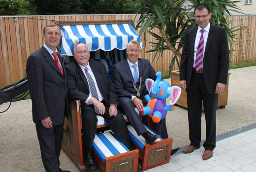 (von links) Landtagsabgeordneter Christoph Rabenstein, Regierungspräsident Wilhelm Wenning, Bürgermeister Stefan Göcking und Landtagsabgeordneter Martin Schöffel